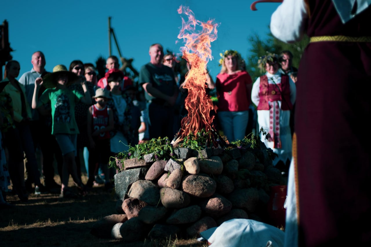 The Unbreakable Tradition of Midsummer Day to Celebrate from the