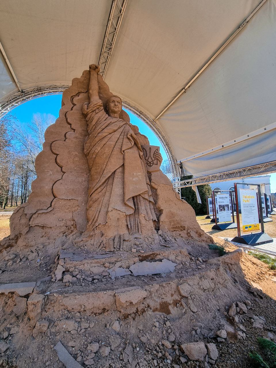 Tõrva linna keskväljak. Eesti